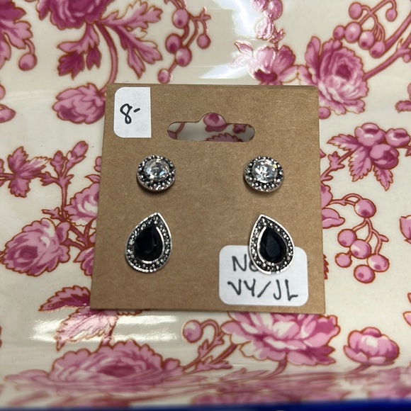 Moda Jewelry - Cute Pair of Stud Earrings